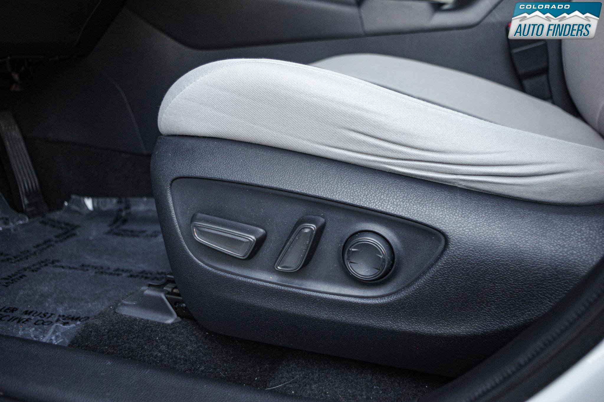 Used 2020 Toyota RAV4 XLE w/ Convenience Package image 12