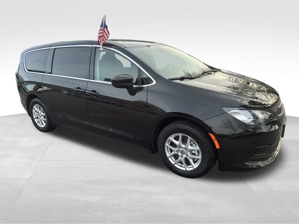 Used 2023 Chrysler Voyager LX image 27