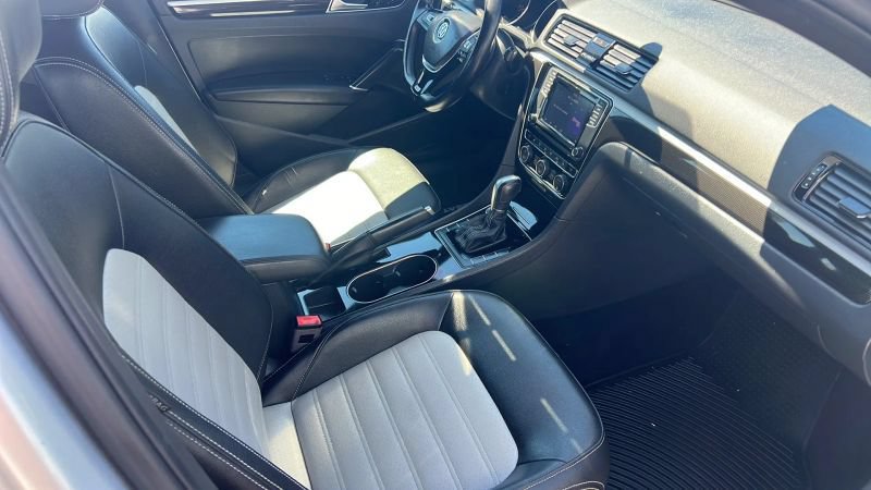 Used 2018 Volkswagen Passat 3.6 FWD image 5