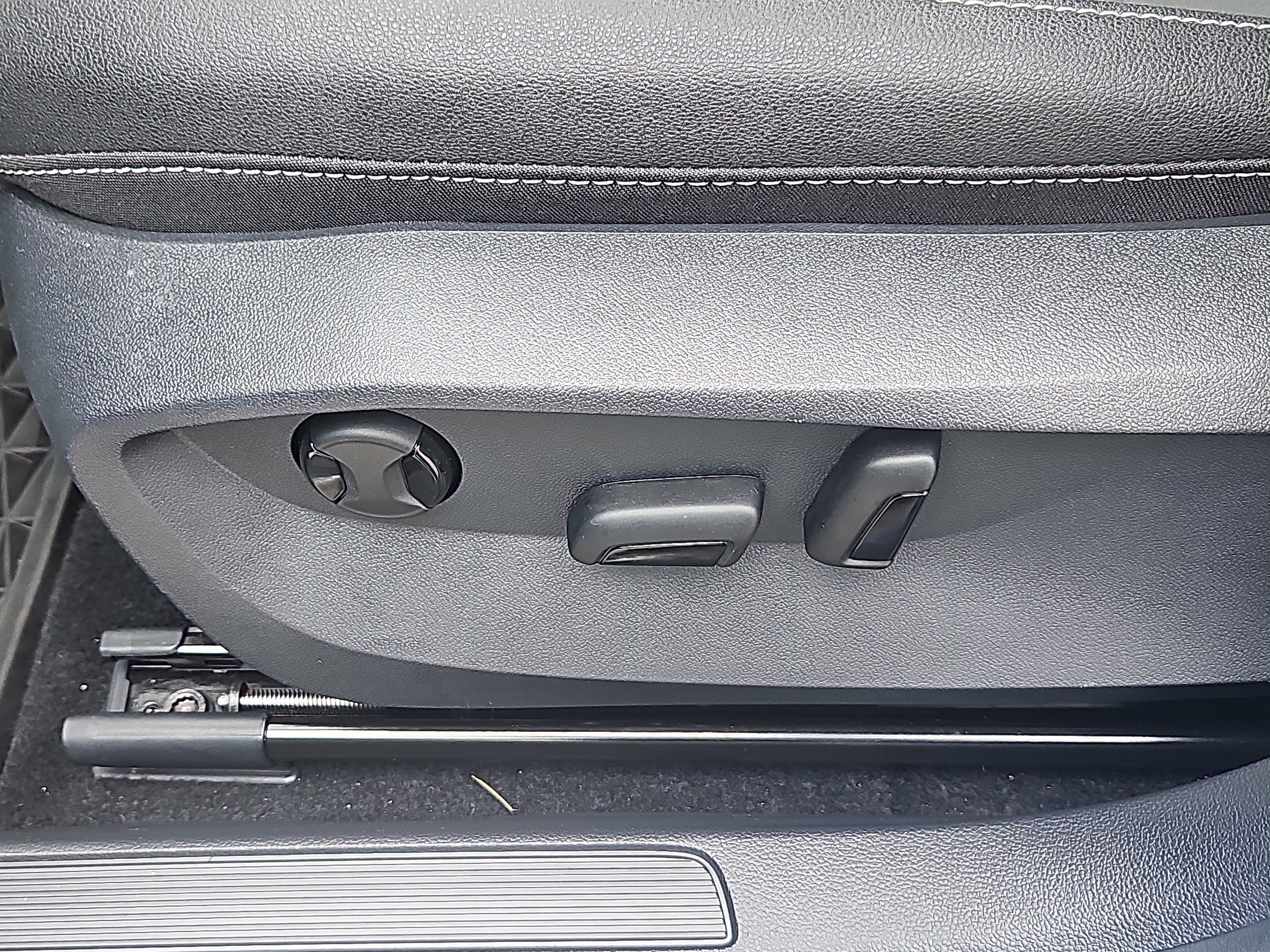 Certified 2025 Volkswagen Taos SE image 15