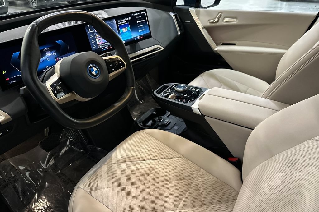 Used 2023 BMW iX xDrive50 w/ Sport Package AWD/4WD image 10