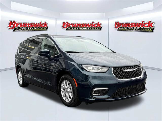 Certified 2022 Chrysler Pacifica Touring-L w/ Uconnect Theater Family Group image 3