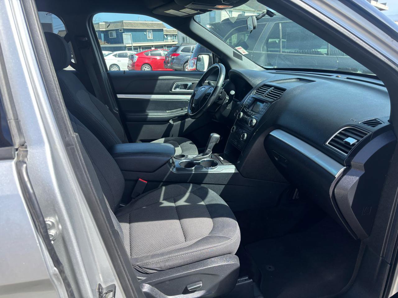 Used 2017 Ford Explorer XLT FWD image 4