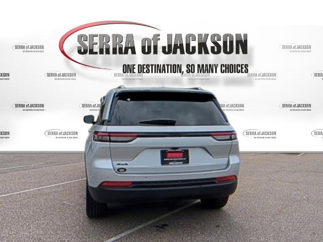 Used 2024 Jeep Grand Cherokee Altitude image 8