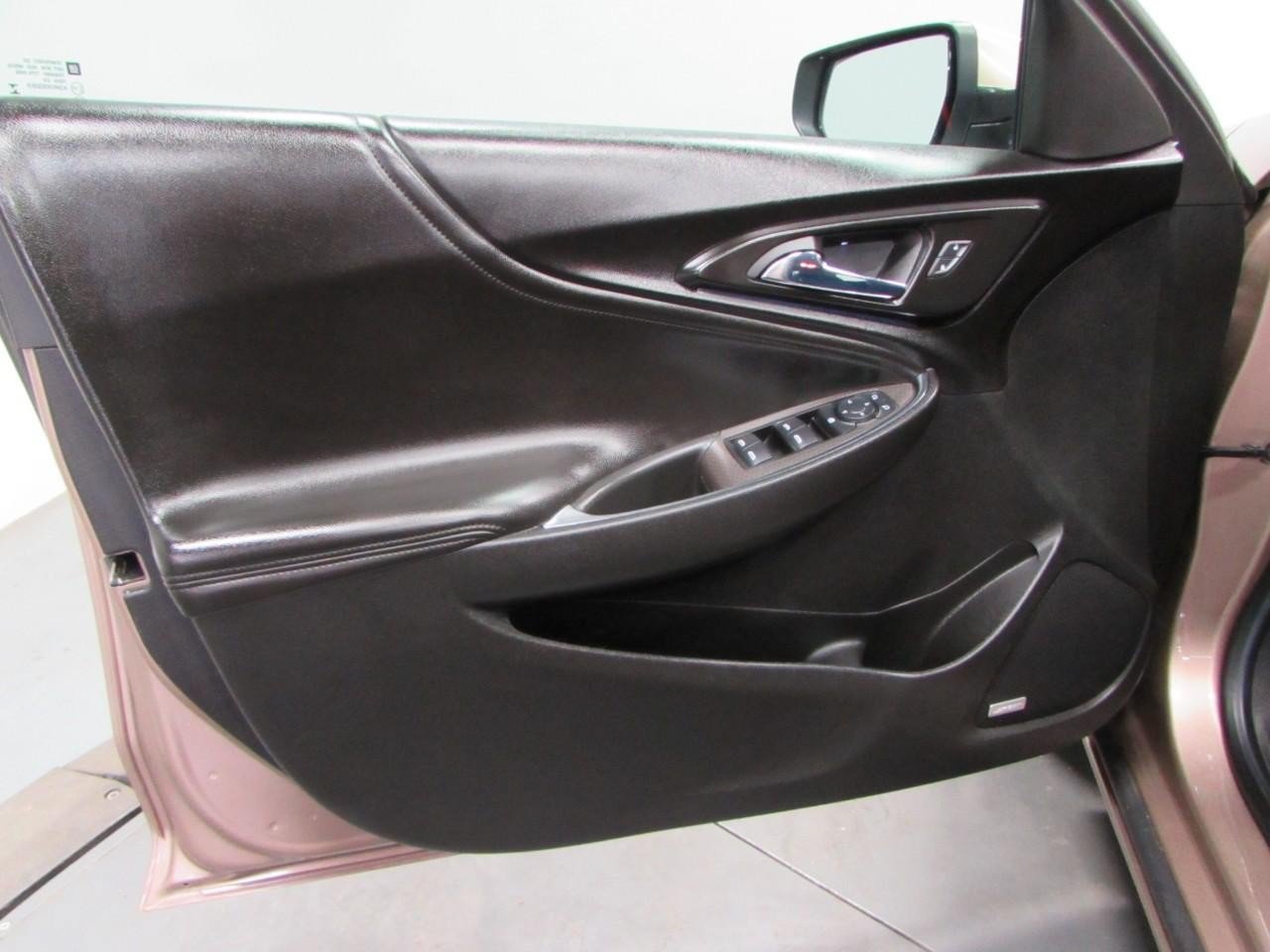 Used 2018 Chevrolet Malibu LT w/ Leather Package FWD image 12