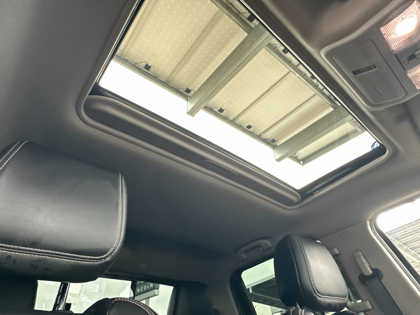 Used 2022 Nissan Frontier SV w/ SV Premium Package image 16