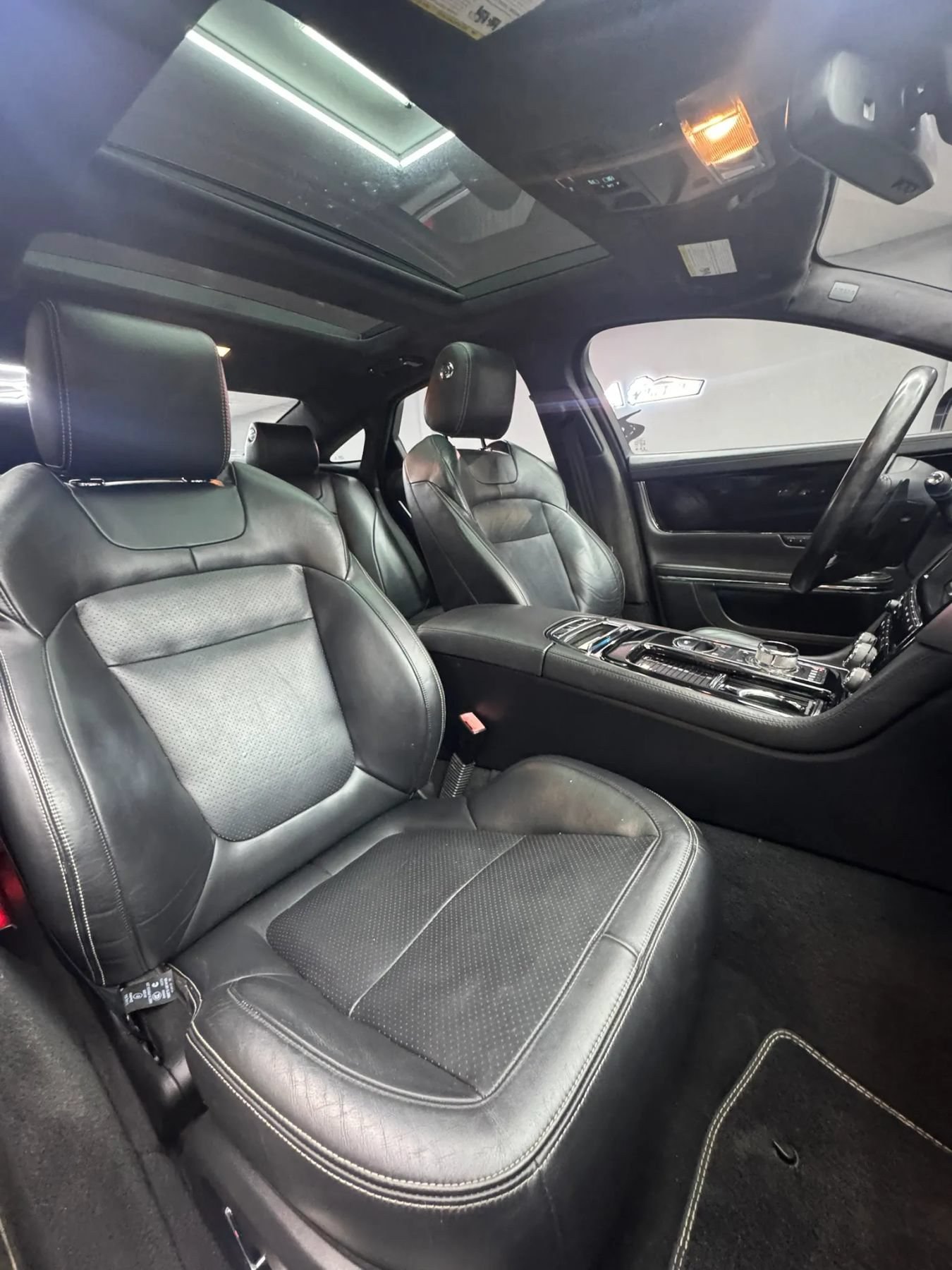 Used 2015 Jaguar XJ RWD image 34
