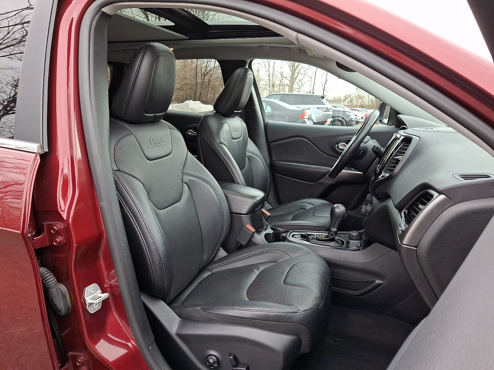 Used 2019 Jeep Cherokee Limited image 3