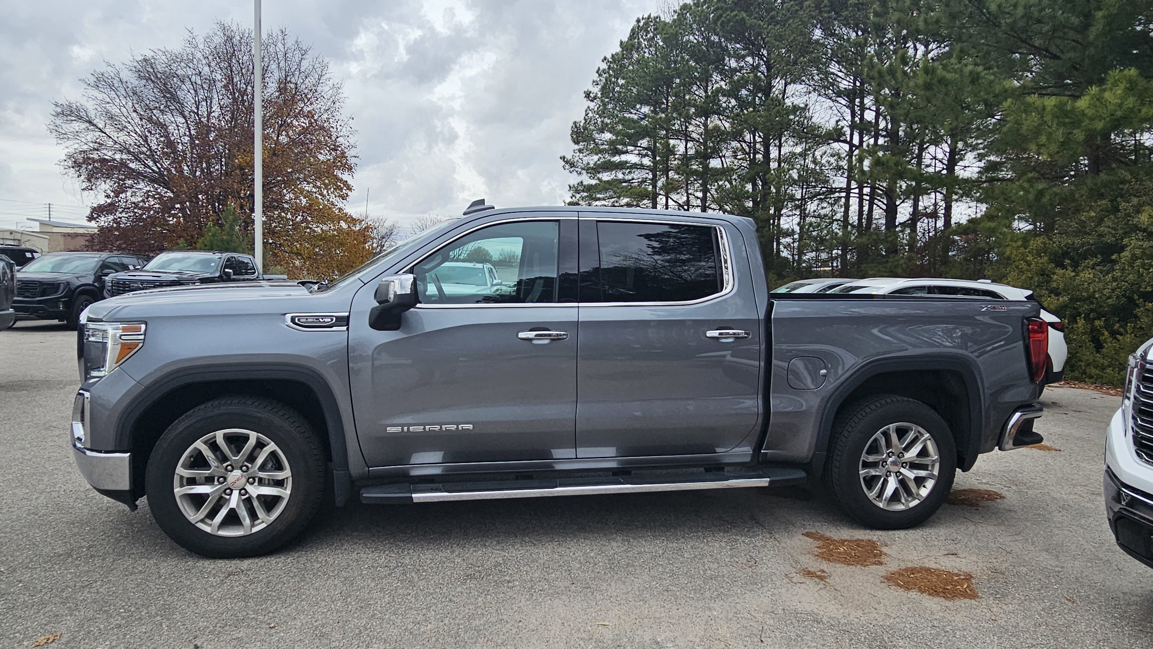 Used 2022 GMC Sierra 1500 SLT w/ SLT Premium Package image 4