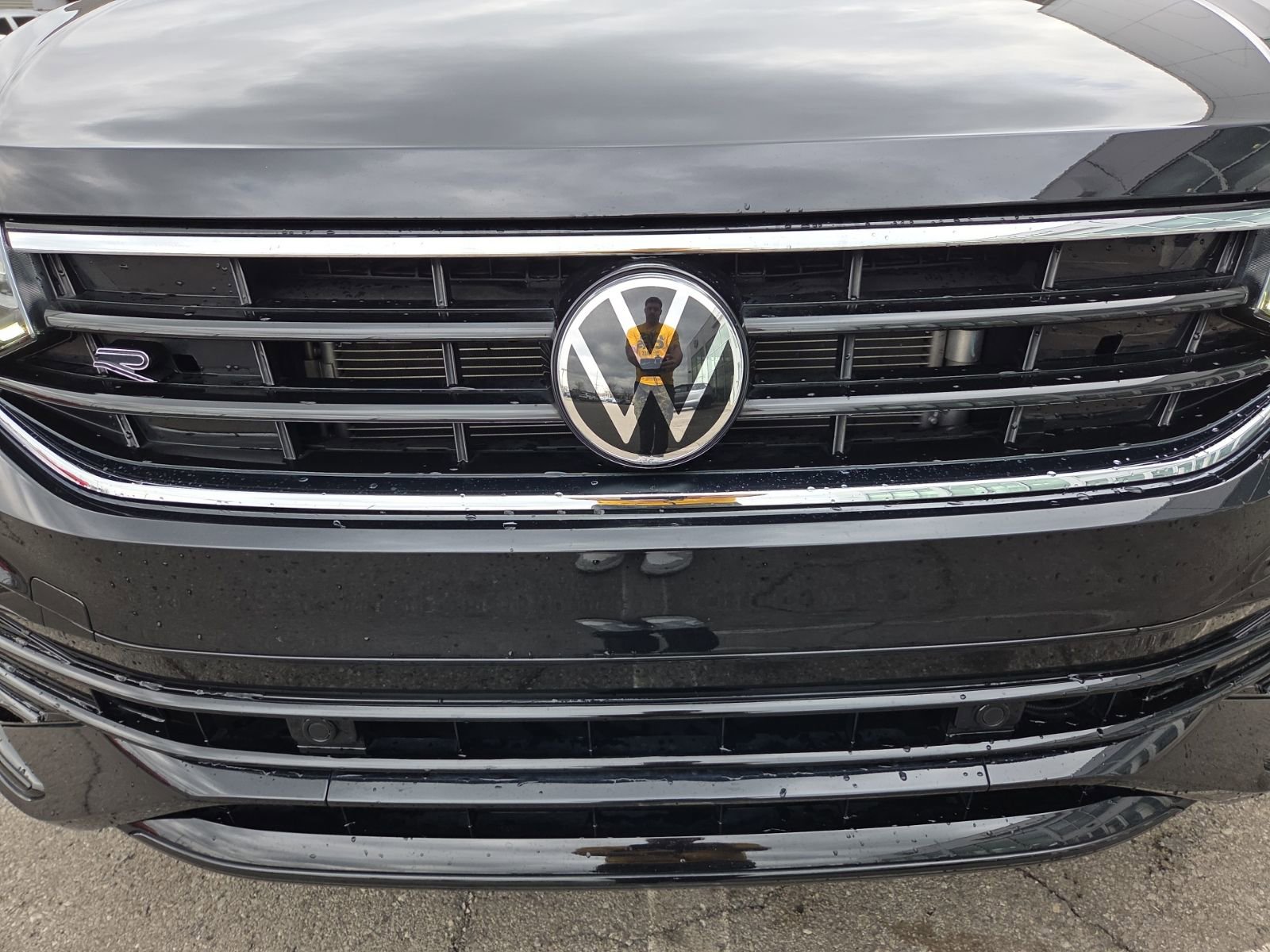 Certified 2023 Volkswagen Tiguan SE R-Line image 8