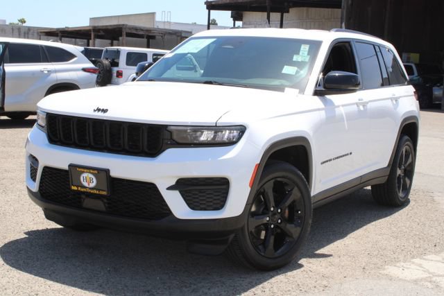 Used 2023 Jeep Grand Cherokee Altitude AWD/4WD image 8
