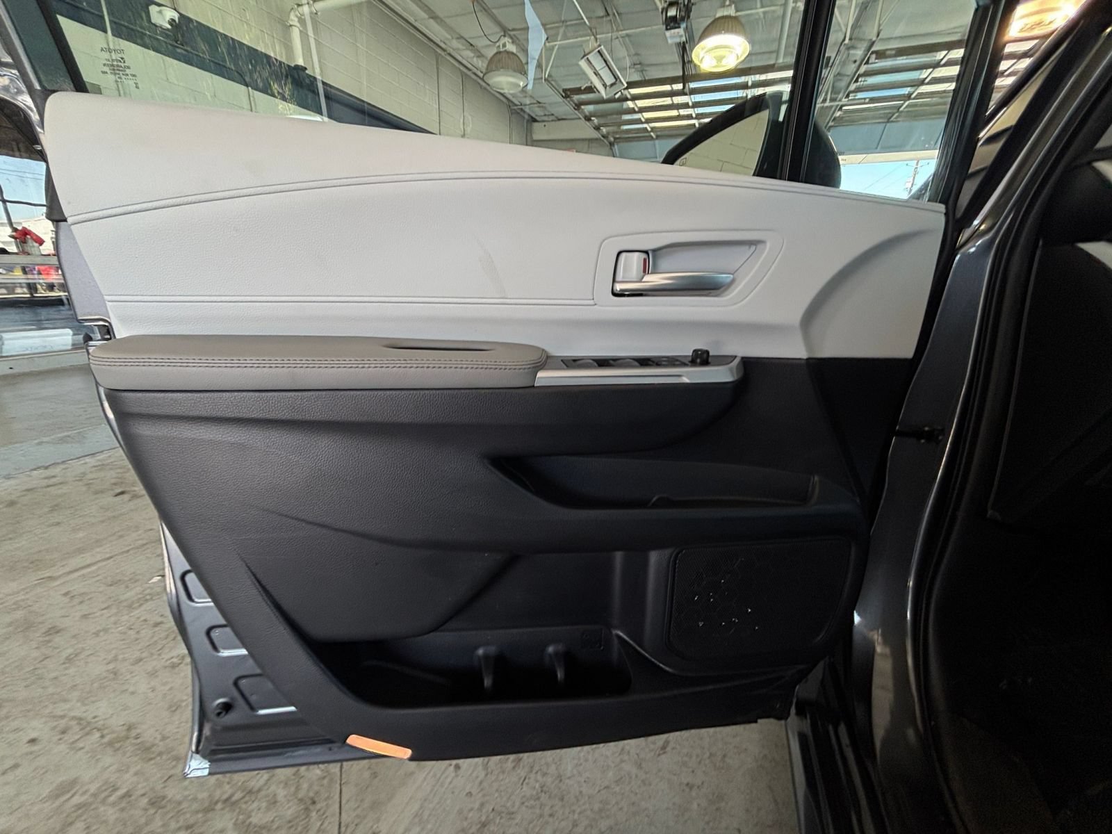 Used 2025 Toyota Sienna XLE FWD image 18
