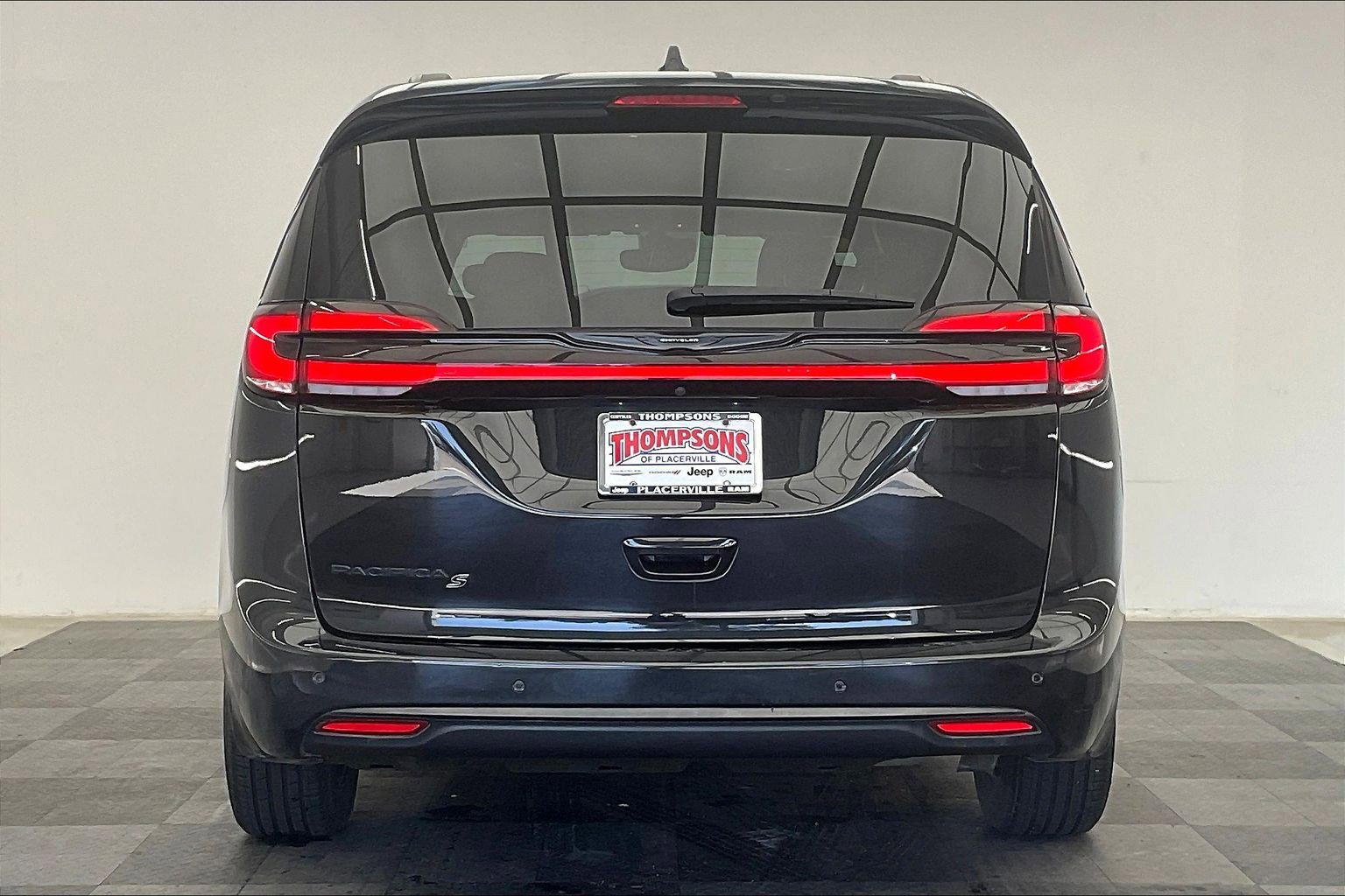 Used 2021 Chrysler Pacifica Touring-L w/ S Appearance Package FWD image 3
