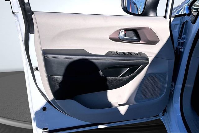Used 2024 Chrysler Voyager LX image 21