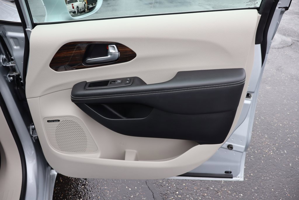 Used 2022 Chrysler Pacifica Limited image 41