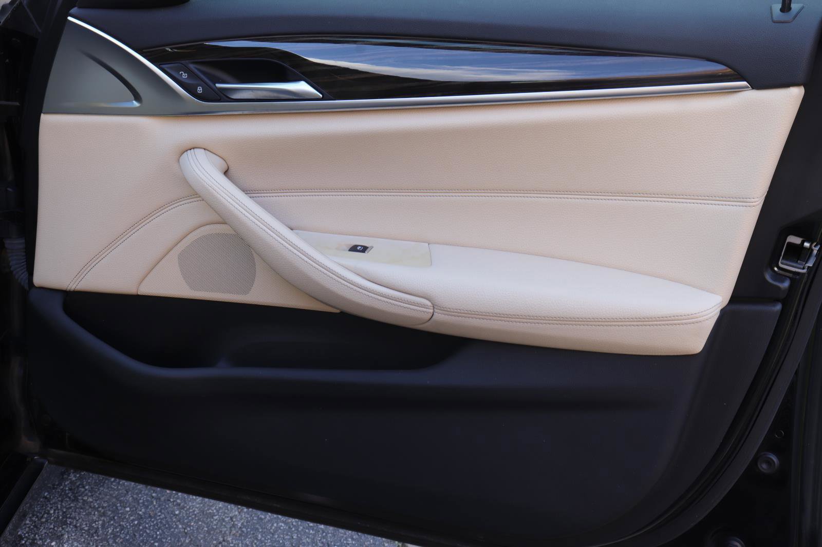 Used 2018 BMW 530i w/ Premium Package image 12