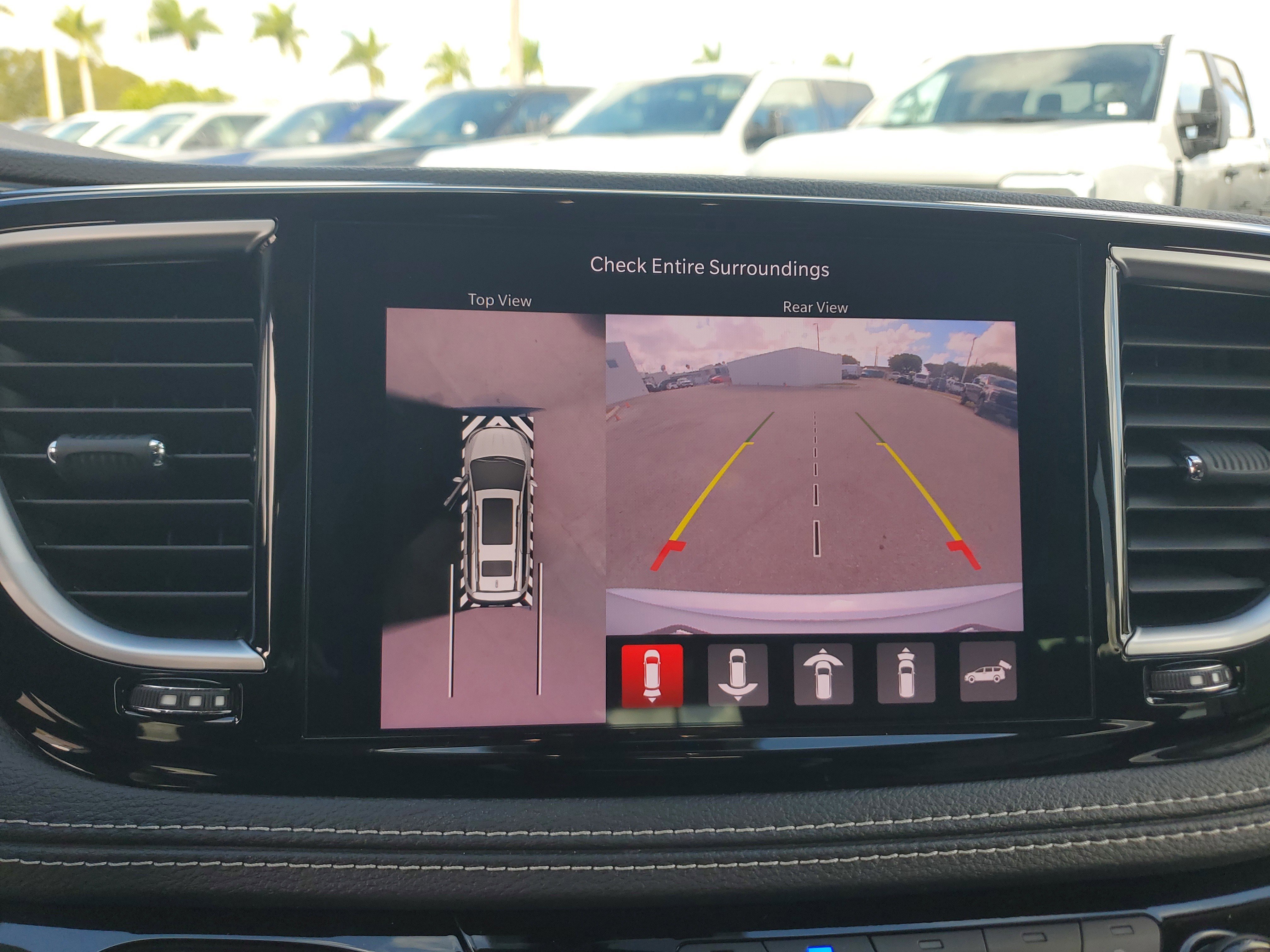 Used 2023 Chrysler Pacifica Limited w/ Uconnect Theater Family Group image 11