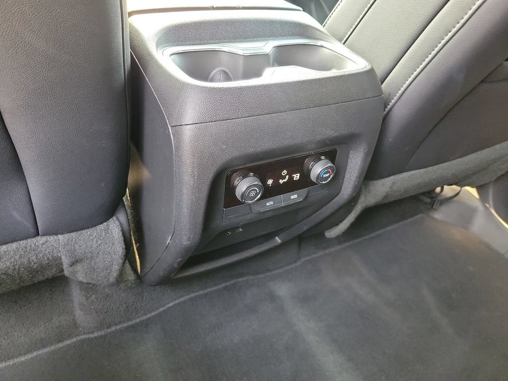 Used 2026 Chevrolet Traverse LT FWD image 13