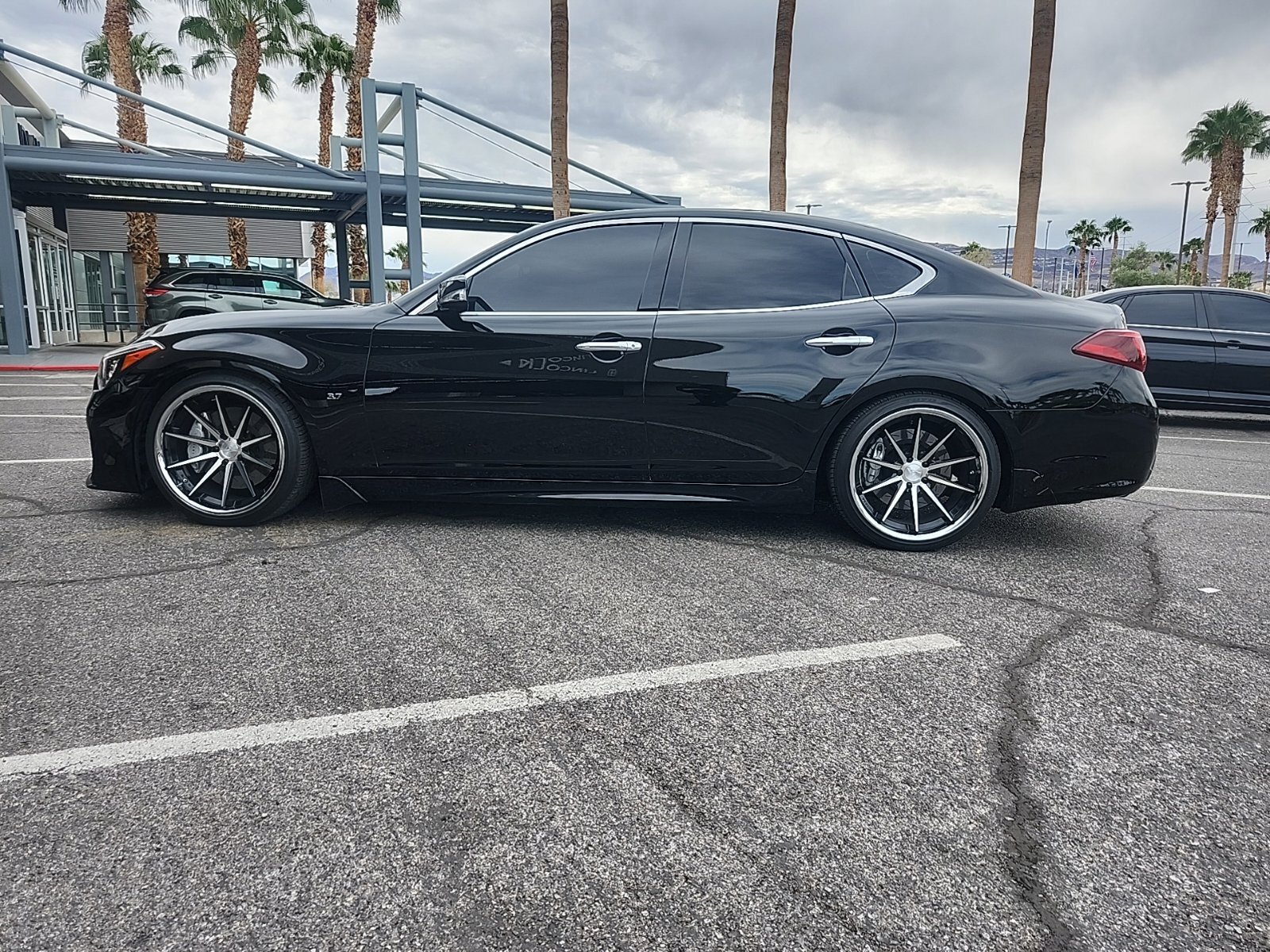 Used 2017 INFINITI Q70 3.7 w/ Technology Package AWD/4WD image 5