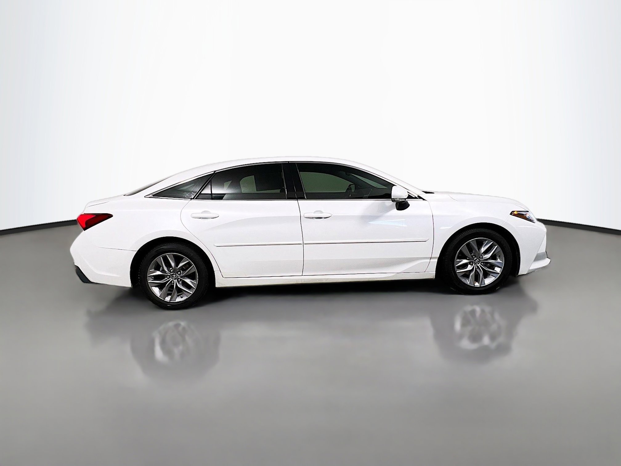 Used 2019 Toyota Avalon XLE FWD image 3