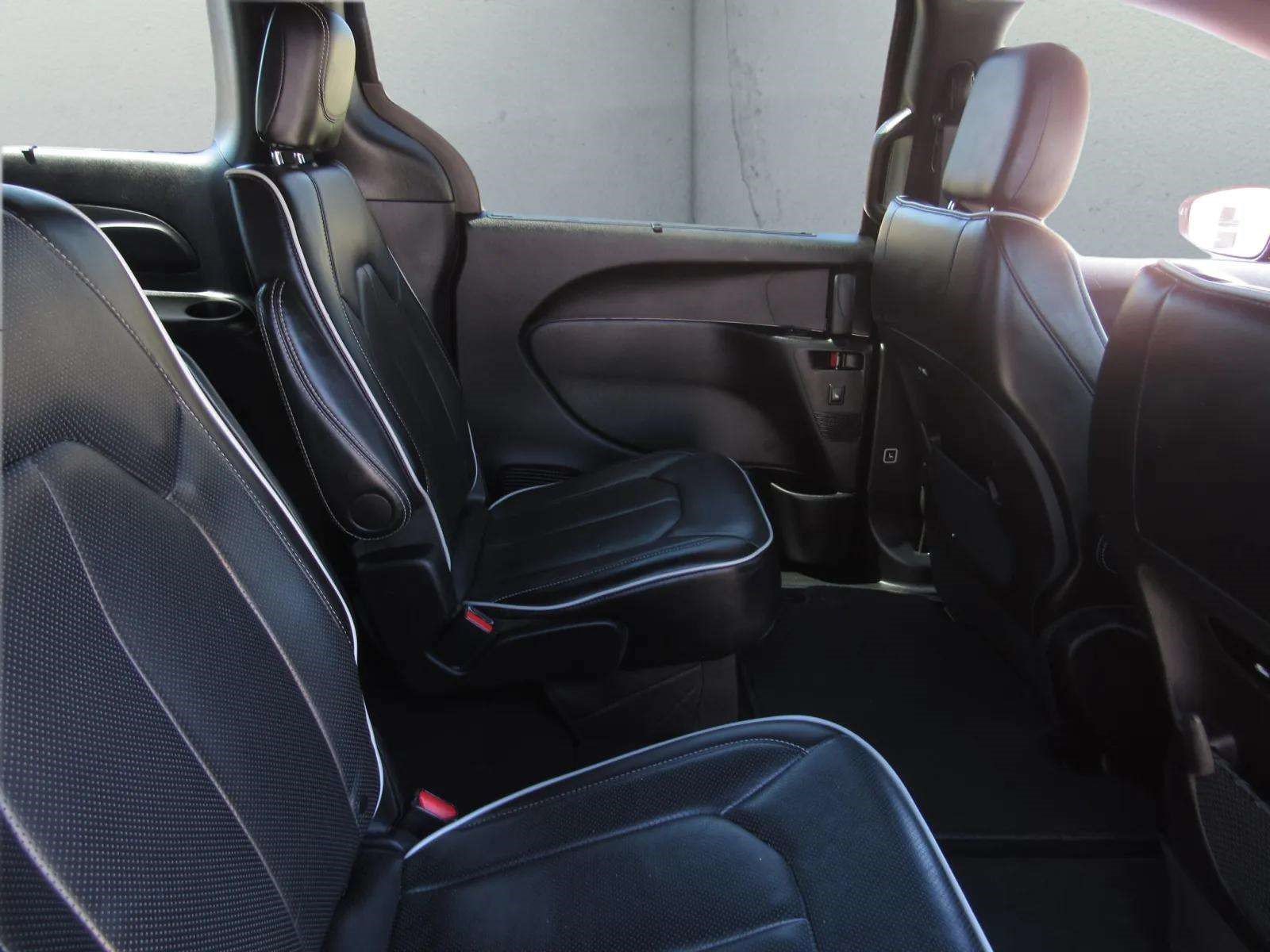 Used 2025 Chrysler Pacifica Limited FWD image 12