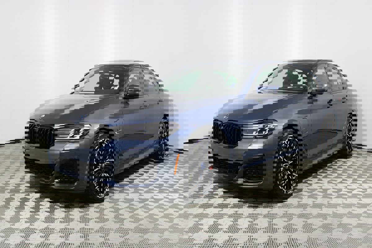 Used 2023 BMW 530e w/ M Sport Package image 3