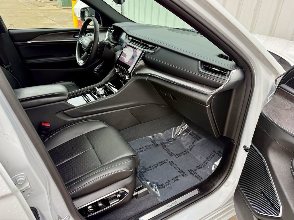 Used 2023 Jeep Grand Cherokee Overland w/ Luxury Tech Group IV image 19