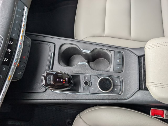 Used 2022 Cadillac XT4 Luxury w/ Cold Weather Package FWD image 17