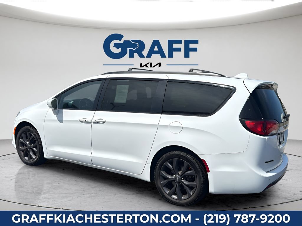 Used 2020 Chrysler Pacifica Touring-L w/ Premium Audio Group FWD image 4