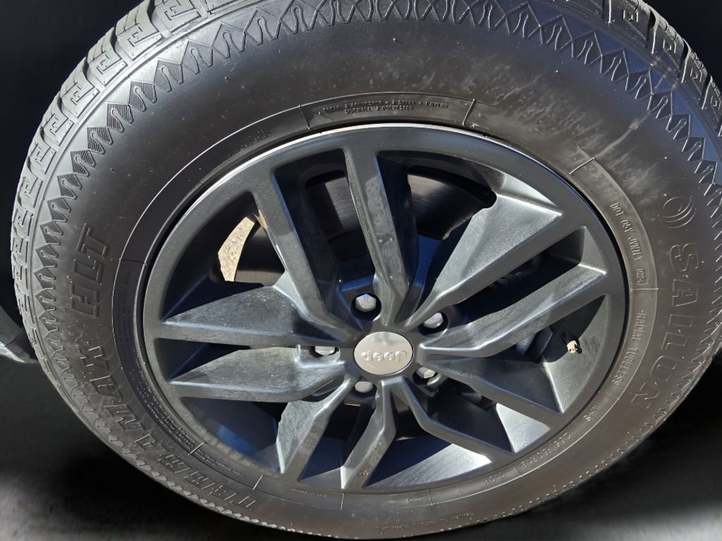 Used 2022 Jeep Grand Cherokee Limited image 9