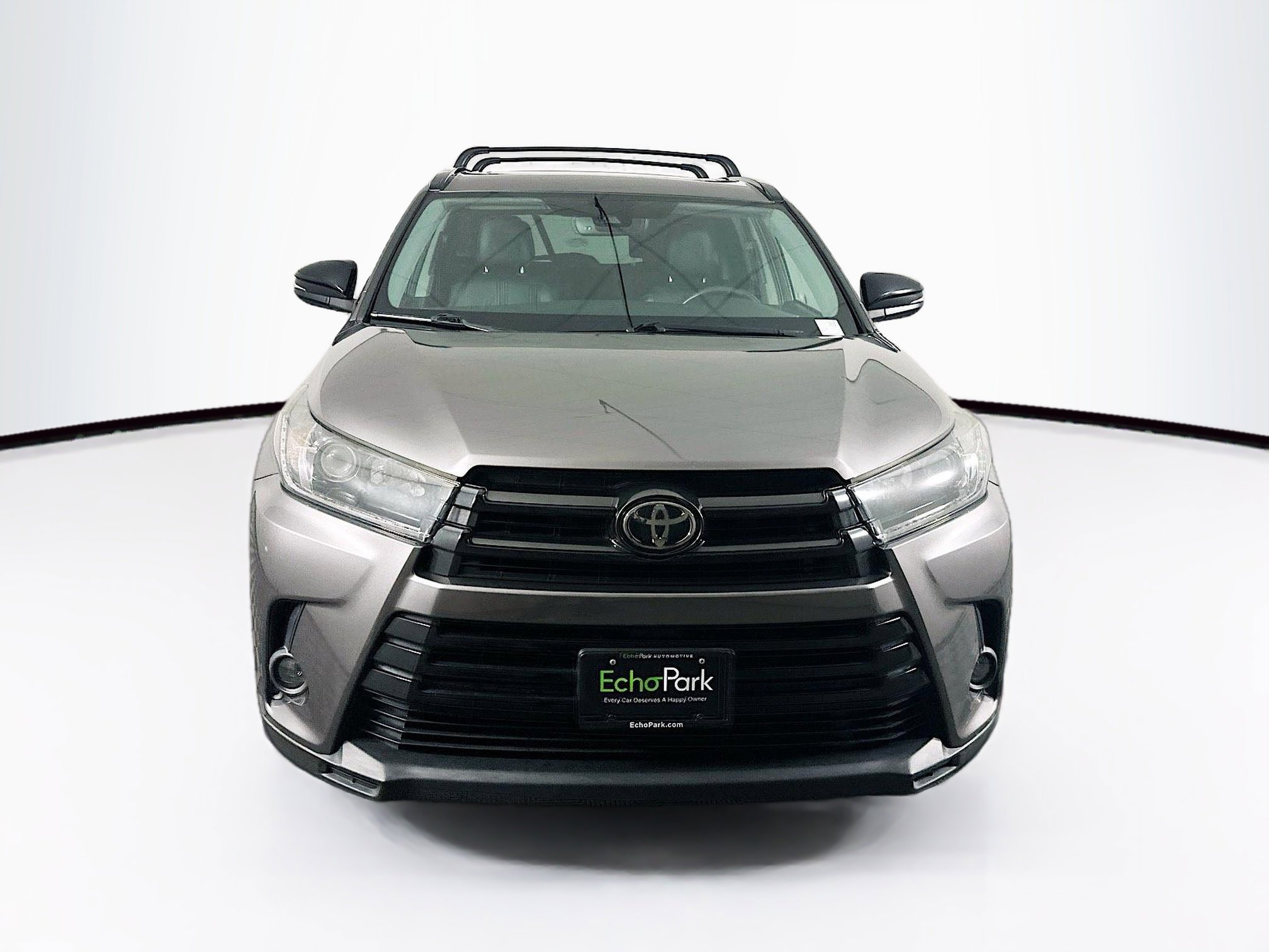 Used 2019 Toyota Highlander SE w/ Nightshade Edition AWD/4WD image 2