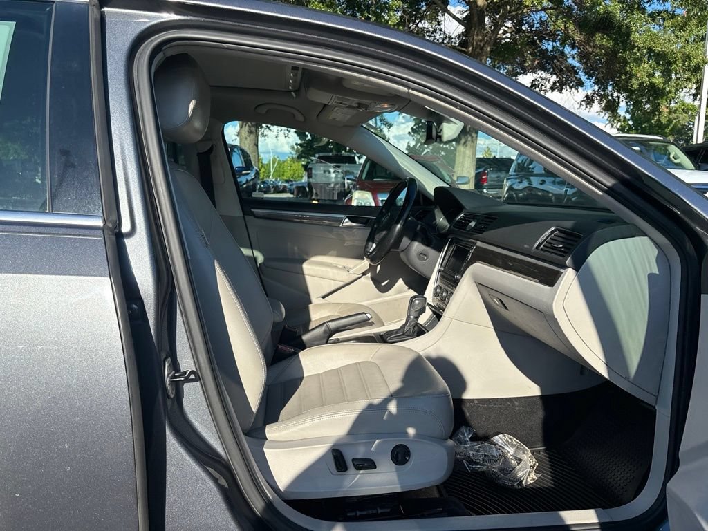Used 2017 Volkswagen Passat 1.8T SEL Premium FWD image 17