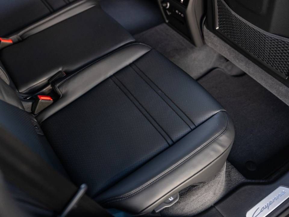 Certified 2026 Porsche Cayenne AWD/4WD image 31