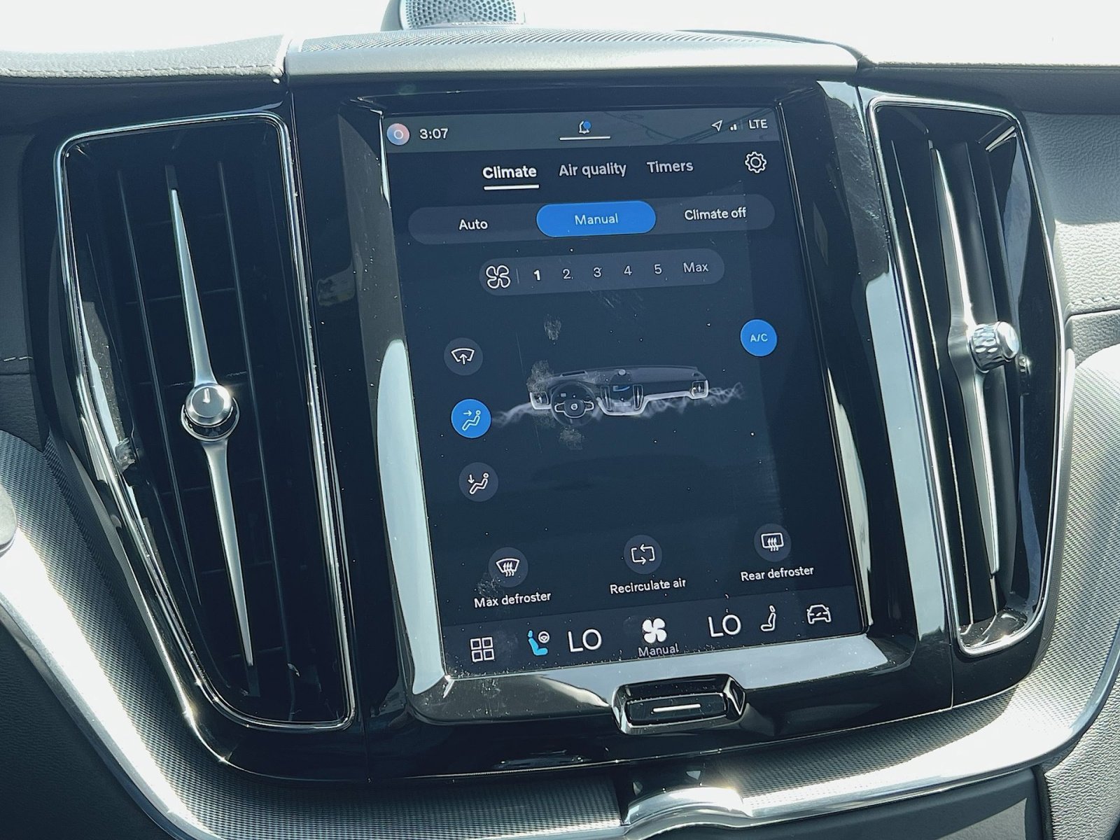 Certified 2024 Volvo XC60 T8 Ultimate w/ Climate Package image 21