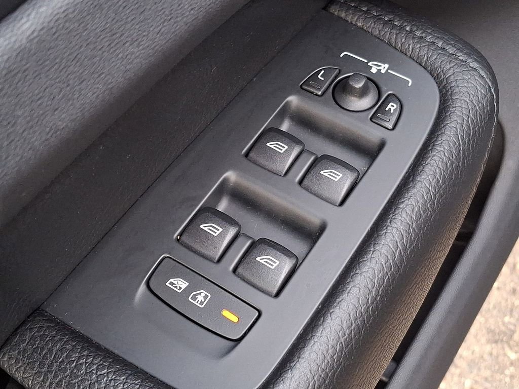 Used 2019 Volvo XC60 T6 Momentum w/ Premium Package image 24