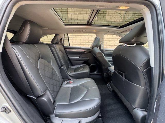 Used 2020 Toyota Highlander Platinum AWD/4WD image 18
