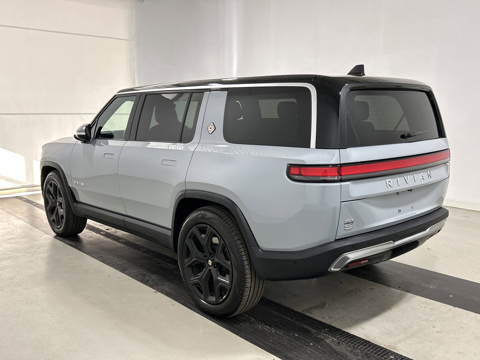 Used 2023 Rivian R1S Adventure image 3
