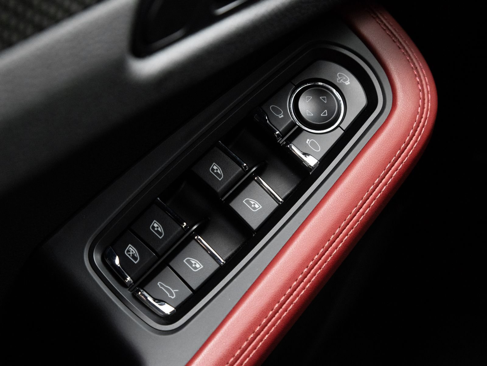 Certified 2023 Porsche Macan S AWD/4WD image 18