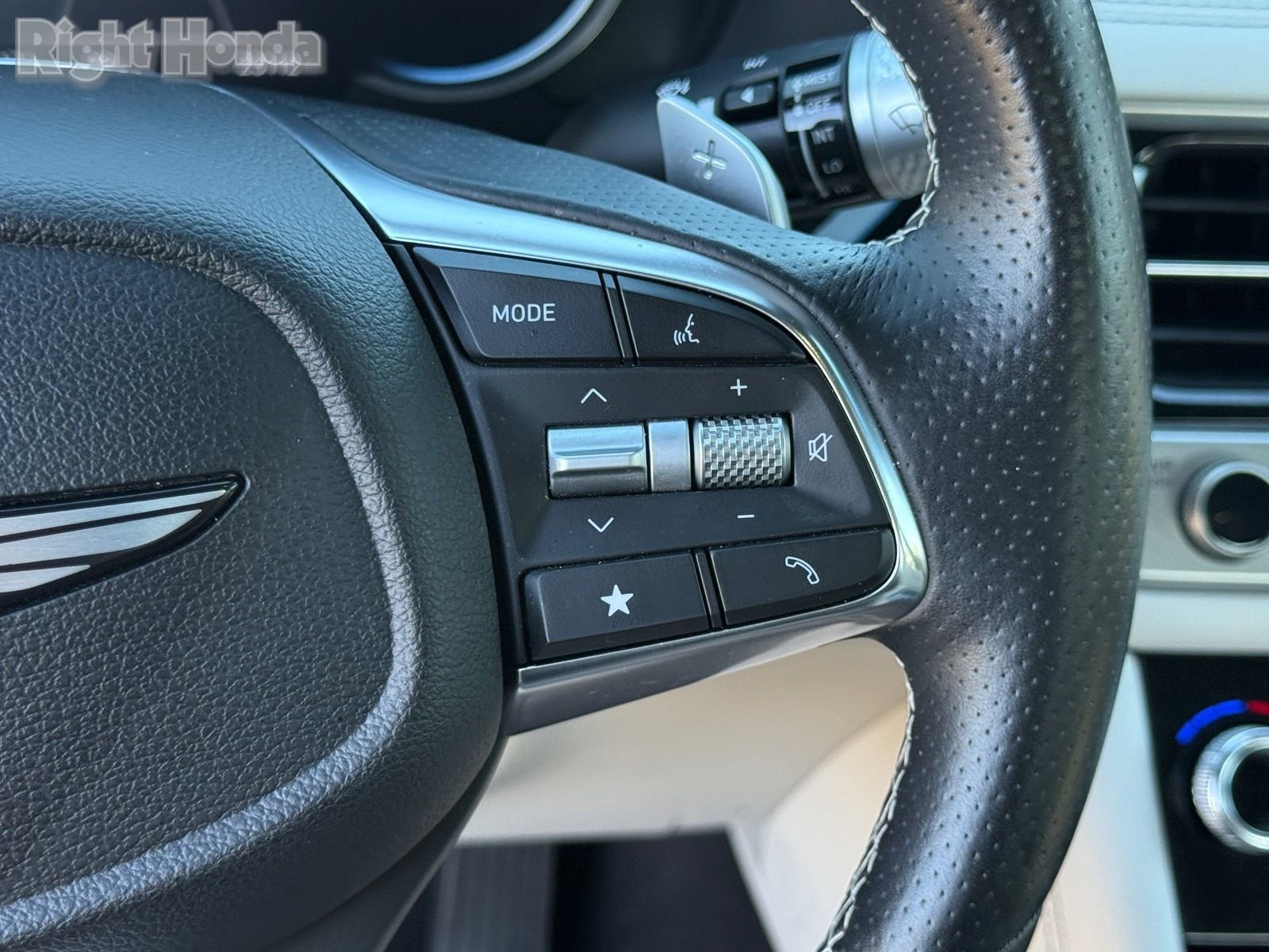 Used 2025 Genesis G70 2.5T image 17