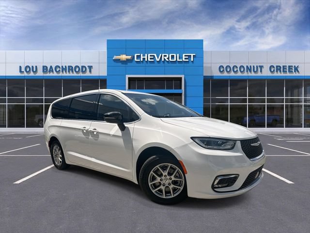 Used 2024 Chrysler Pacifica Touring
