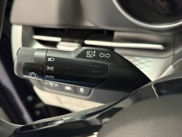 Used 2023 Kia Carnival LX FWD image 16