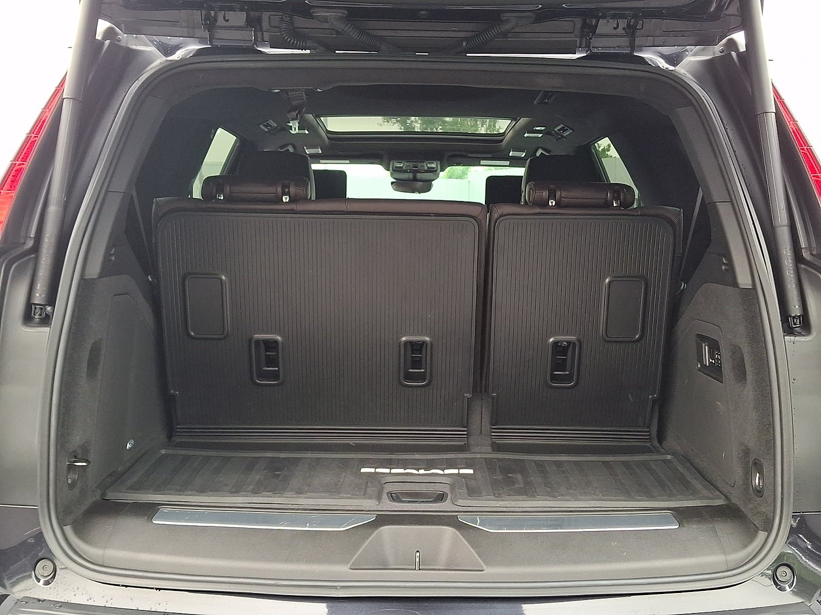 Certified 2022 Cadillac Escalade Premium Luxury Platinum w/ Heavy-Duty Trailer Package AWD/4WD image 24