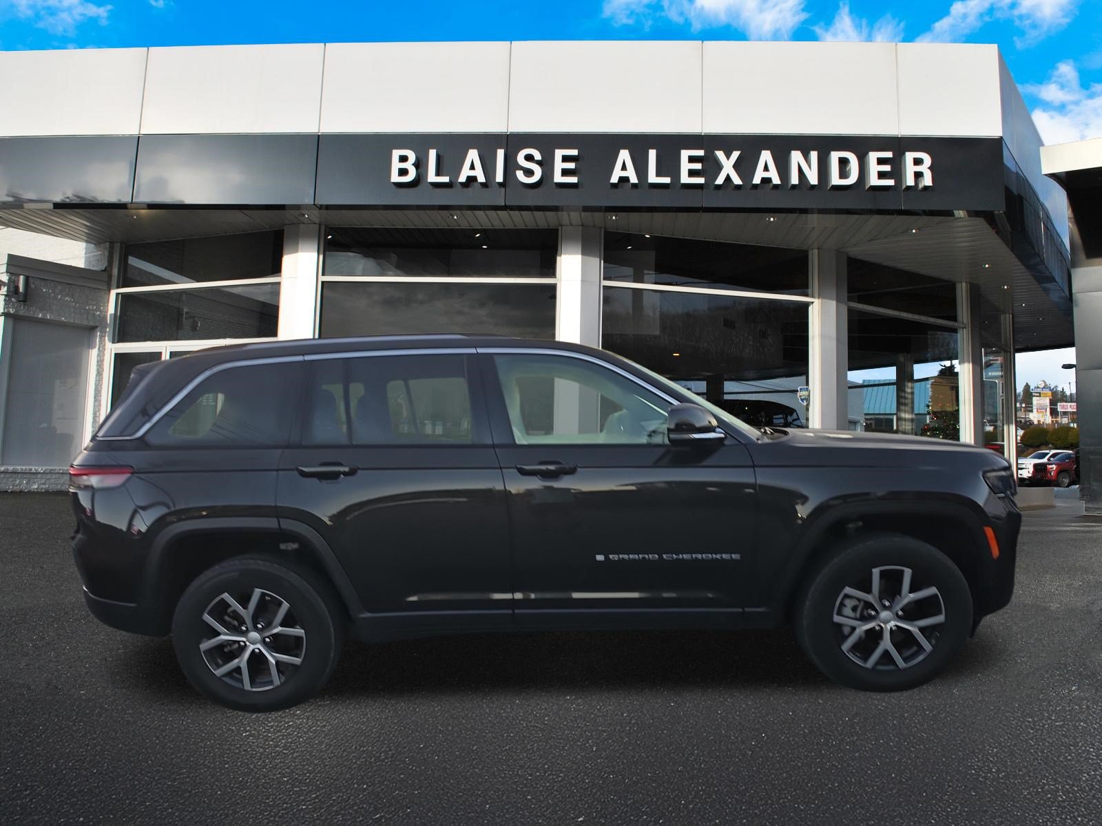Used 2023 Jeep Grand Cherokee Limited AWD/4WD image 2