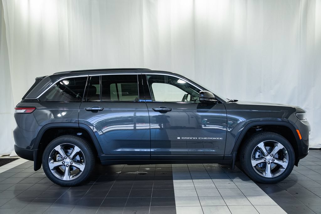 New 2026 Jeep Grand Cherokee Limited w/ Luxury Tech Group II AWD/4WD image 3