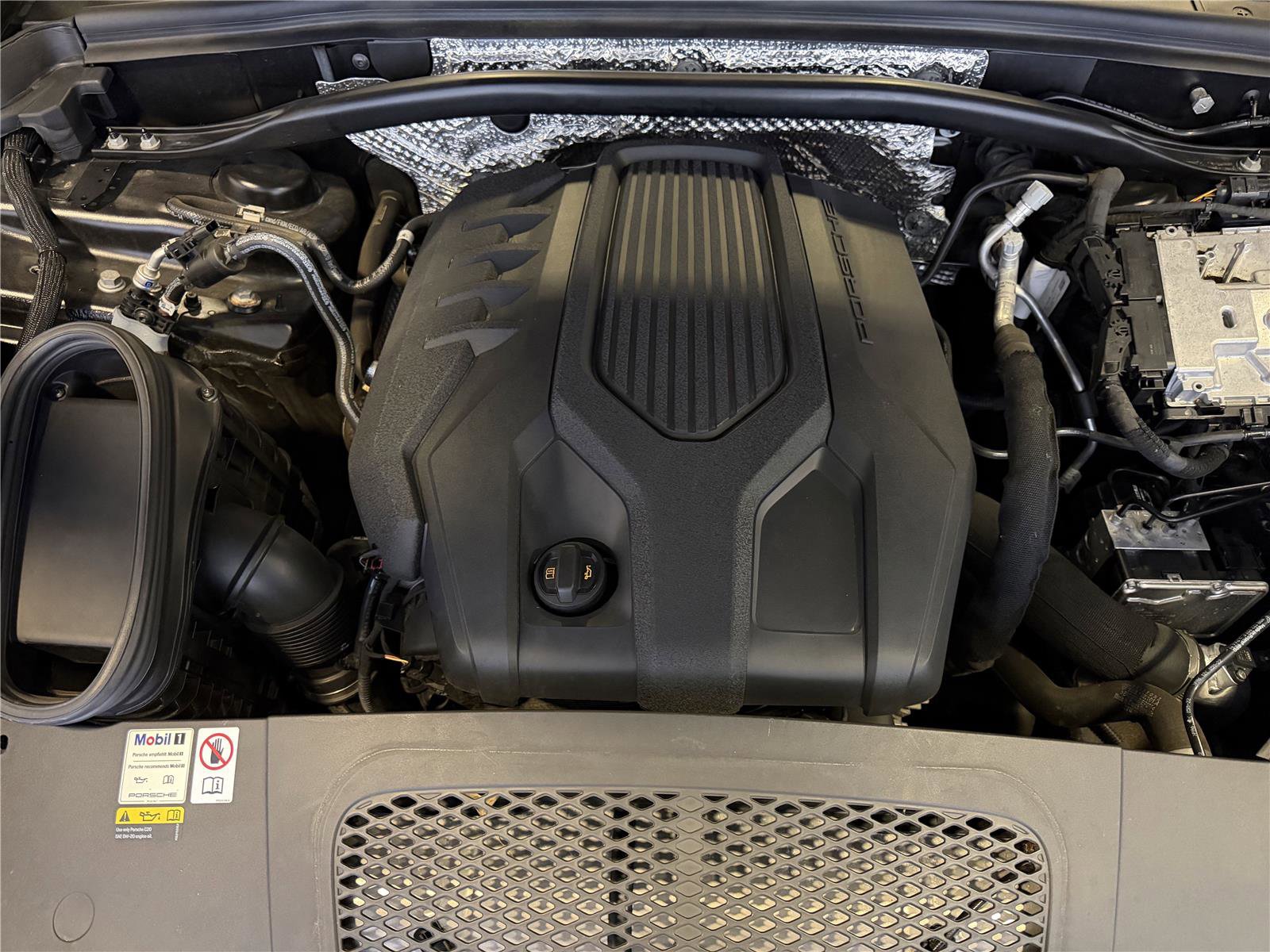 Certified 2023 Porsche Macan image 27