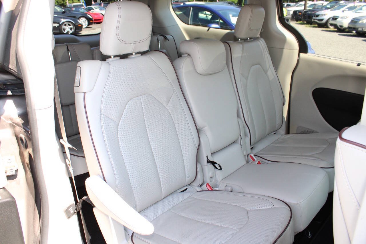 Used 2017 Chrysler Pacifica Limited FWD image 21