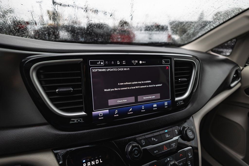 Used 2024 Chrysler Pacifica Touring-L image 14