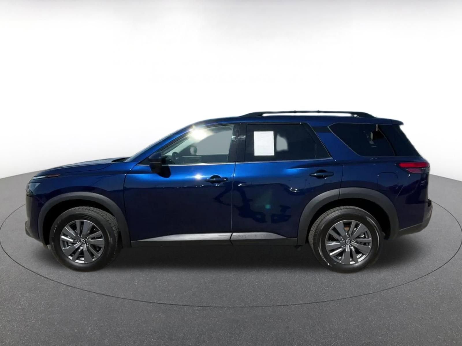 Used 2025 Nissan Pathfinder SV image 9