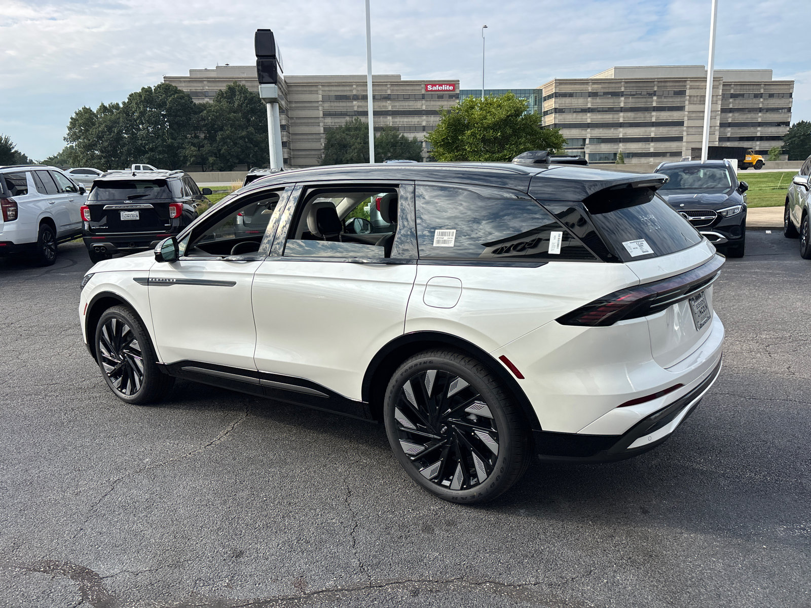 New 2026 Lincoln Nautilus Reserve w/ Jet Appearance Package AWD/4WD image 5