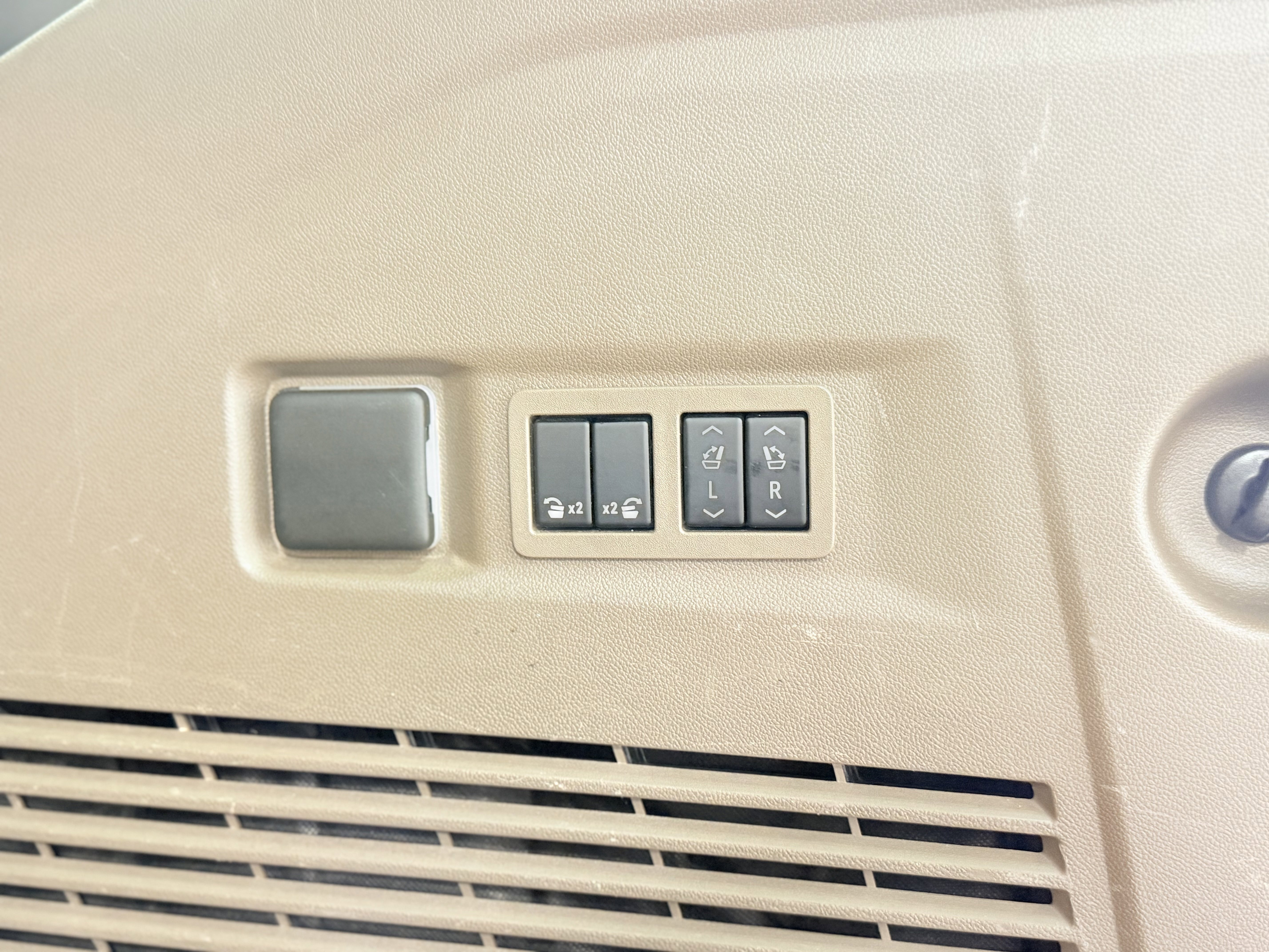 Used 2021 GMC Yukon Denali w/ Denali Premium Package image 12